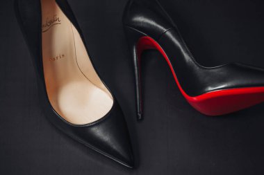 Milan, İtalya - Nisan 2023: İkonik ayakkabılar Louboutin modeli Kate 120