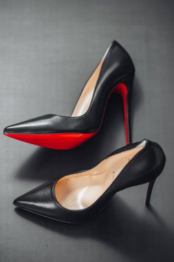 Milan, İtalya - Nisan 2023: İkonik ayakkabılar Louboutin modeli Kate 120