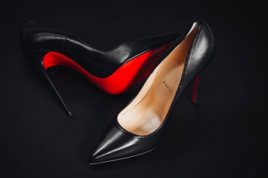 Milan, İtalya - Nisan 2023: İkonik ayakkabılar Louboutin modeli Kate 120