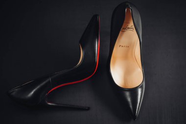 Milan, İtalya - Nisan 2023: İkonik ayakkabılar Louboutin modeli Kate 120