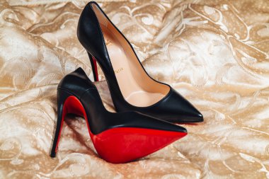 Milan, İtalya - Nisan 2023: İkonik ayakkabılar Louboutin modeli Kate 120