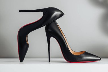 Milan, İtalya - Nisan 2023: İkonik ayakkabılar Louboutin modeli Kate 120