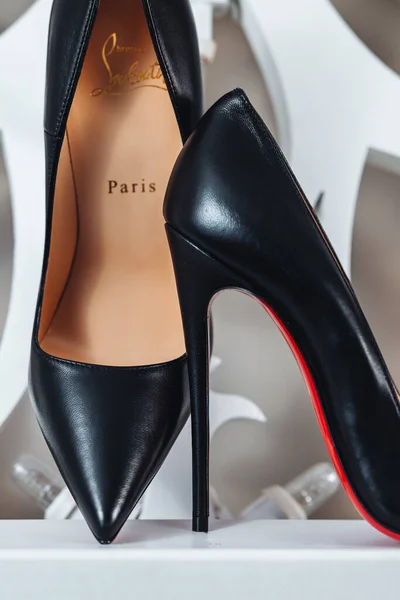 Мілан Італія Квітень 2023 Натюрморт Іконічному Взутті Louboutin Model Kate — стокове фото