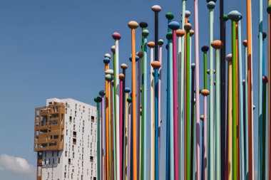 Milan, İtalya - Haziran 2023: Renkli, ünlü şehir yaşamı bölgesindeki güzel modern heykel