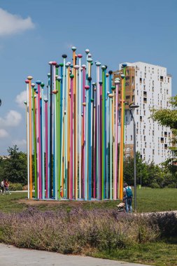 Milan, İtalya - Haziran 2023: Renkli, ünlü şehir yaşamı bölgesindeki güzel modern heykel