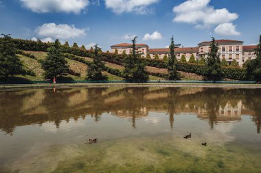 Milan, İtalya - Haziran 2023: Portello bölgesinde doğa parkı Alfa Romeo