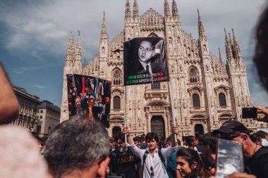 Milan, İtalya - Haziran 2023: Silvio Berlusconi 'nin Milano Katedrali, Duomo' da devlet cenazesi