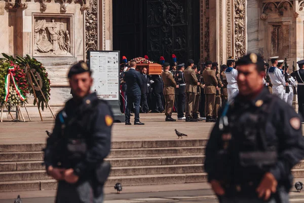 Milan, İtalya - Haziran 2023: Silvio Berlusconi 'nin Milano Katedrali, Duomo' da devlet cenazesi