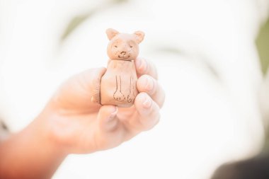 Çocukların ellerini kapatıyoruz. Kil modelliyoruz.