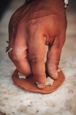 Çocukların ellerini kapatıyoruz. Kil modelliyoruz.