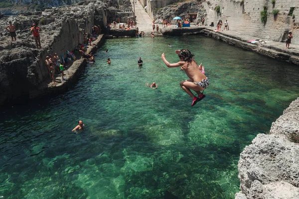 Marina Serra Italien Juli 2023 Kinder Springen Das Kristallklare Wasser — Stockfoto