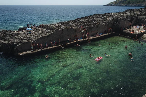 Marina Serra Talya Temmuz 2023 Nsanlar Çocuklar Doğal Deniz Havuzunun — Stok fotoğraf