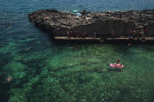 Marina Serra Talya Temmuz 2023 Nsanlar Çocuklar Doğal Deniz Havuzunun — Stok fotoğraf