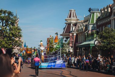 Paris, Fransa - Eylül 2023: Lunapark Dis 'teki insanlar