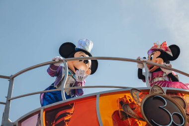 Paris, Fransa - Eylül 2023: Karakterler lunaparkta geçit töreni
