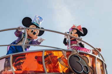 Paris, Fransa - Eylül 2023: Karakterler lunaparkta geçit töreni