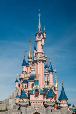 Paris, Fransa - Eylül 2023: Lunaparktaki ikonik şato