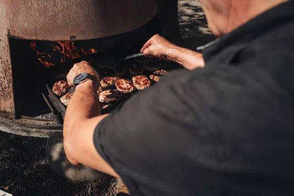 Cucina Incontrano Una Griglia Barbecue — Foto Stock
