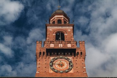 MILAN, İtalya - Ekim 2023: Sforza Şatosu (Castello Sforzesco), İtalya 'nın Milano kentinde eski bir kale. 