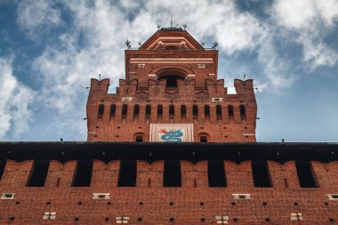 MILAN, İtalya - Ekim 2023: Sforza Şatosu (Castello Sforzesco), İtalya 'nın Milano kentinde eski bir kale. 