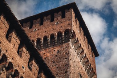 Milan, İtalya - Ekim 2023: Castello Sforzesco 'nun muhteşem mimarisi