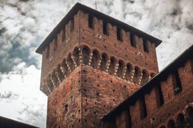 Milan, İtalya - Ekim 2023: Castello Sforzesco 'nun muhteşem mimarisi