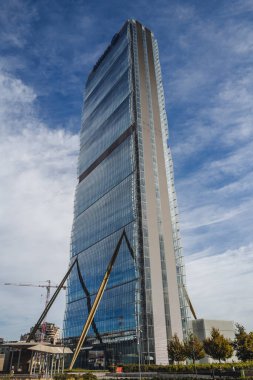 Milan, İtalya - Ekim 2023: Allianz Piazza Tre Torri, Şehir Yaşam Bölgesi 'nde mimari inşa ediyor