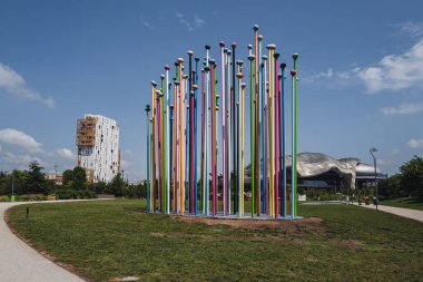 Milan, İtalya - Haziran 2023: Renkli, ünlü şehir yaşamı bölgesindeki güzel modern heykel