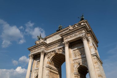 Milan, İtalya - Haziran 2023: Sempione 'nin parkındaki ikonik anıt, Arco della Pace