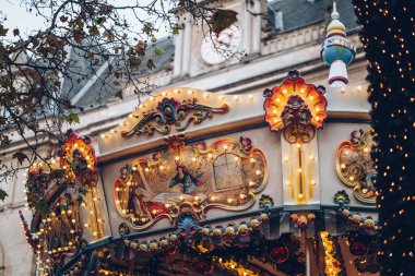 Lüksemburg Şehri, 01 Aralık 2023: Şehirdeki Winterlights Noel pazarında rüya gibi bir atlıkarınca kapatıldı