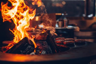 Lüksemburg Şehri, 01 Aralık 2023: Hamburgerler şehirdeki Winterlights Noel pazarında barbekü yapıyor