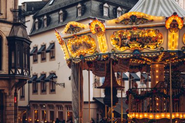 Lüksemburg Şehri, 01 Aralık 2023: Şehirdeki Winterlights Noel pazarında rüya gibi bir atlıkarınca kapatıldı