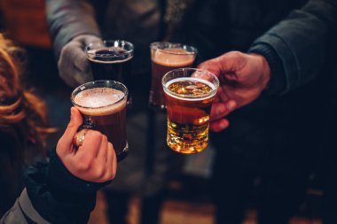 Lüksemburg Şehri, 01 Aralık 2023: Kentteki Winterlights Noel pazarında sıcak gluhwein içmek