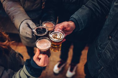 Lüksemburg Şehri, 01 Aralık 2023: Kentteki Winterlights Noel pazarında sıcak gluhwein içmek