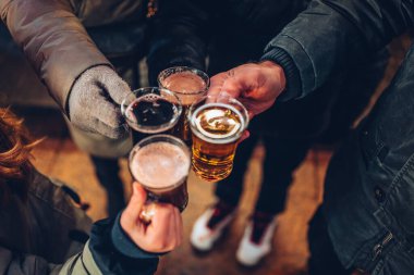 Lüksemburg Şehri, 01 Aralık 2023: Kentteki Winterlights Noel pazarında sıcak gluhwein içmek
