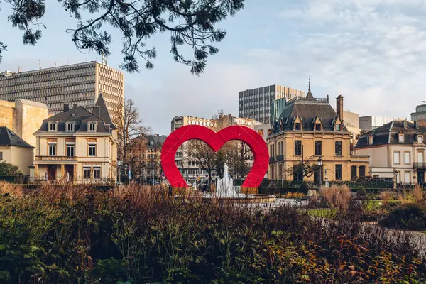 Luxembourg City Dezembro 2023 Grande Instalação Forma Coração Vermelho Nos Imagens De Bancos De Imagens