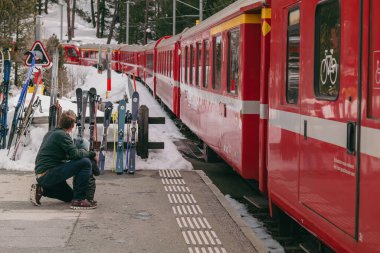 Morteratsch, İsviçre - Mart 2024: Meşhur Bernina kırmızı treni Alpleri geçiyor