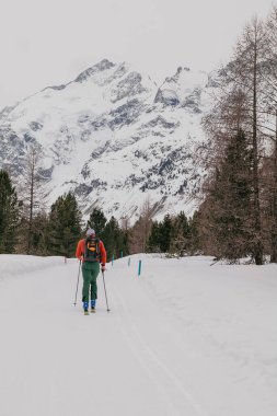 Saint Moritz, İsviçre - Mart 2024: Sils gölü ve Maloja köyü etrafında karla kaplı nefes kesici dağlar