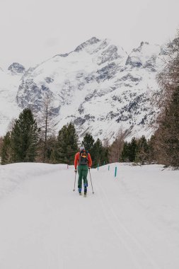 Saint Moritz, İsviçre - Mart 2024: Sils gölü ve Maloja köyü etrafında karla kaplı nefes kesici dağlar