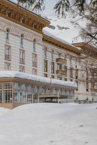 Maloja Suíça Março 2024 Arquitetura Elegante Maloja Palace Hotel Rodeado Fotos De Bancos De Imagens Sem Royalties
