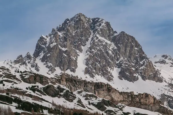 スイスのセントモリッツ 2024年3月 シルズ湖とマロハ村の周りの雪に覆われた息をのむような山 ロイヤリティフリーのストック画像