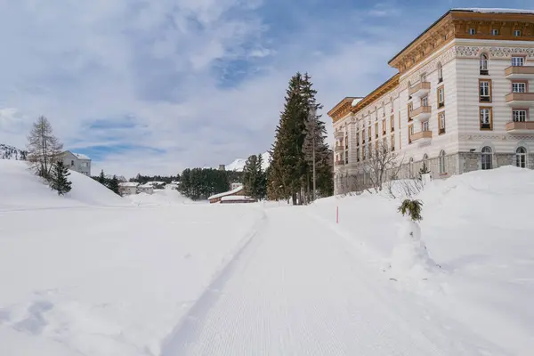 瑞士马洛哈 2024年3月 优雅的马洛哈宫酒店的建筑 周围环绕着雪山 免版税图库照片