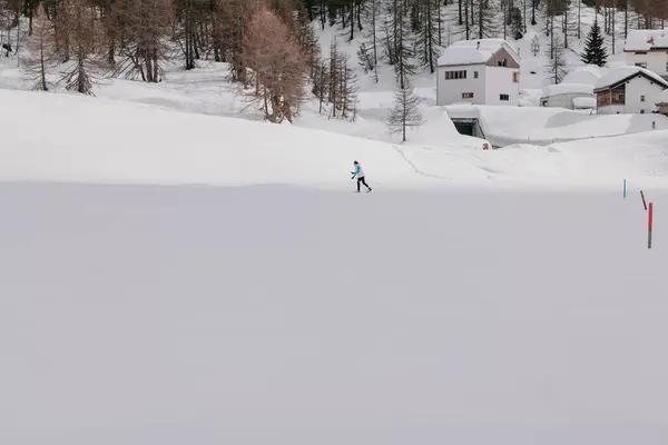 Saint Moritz Suíça Março 2024 Montanhas Tirar Fôlego Cobertas Neve Fotos De Bancos De Imagens