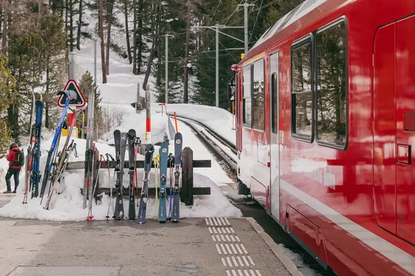 Morteratsch Ελβετία Μάρτιος 2024 Διάσημο Κόκκινο Τρένο Bernina Που Διασχίζει Εικόνα Αρχείου