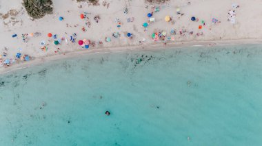 Punta Prosciutto, Puglia - 16 Ağustos 2024: Salento 'daki ünlü San San Prosciutto plajının insansız hava aracı görüntüsü.
