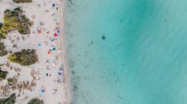 Punta Prosciutto, Puglia - 16 Ağustos 2024: Salento 'daki ünlü San San Prosciutto plajının insansız hava aracı görüntüsü.
