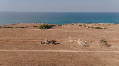 Puglia 'daki sahil kenarındaki eski Trulli evleri.