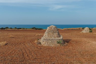 Puglia 'daki sahil kenarındaki eski Trulli evleri.