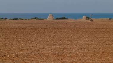 Puglia 'daki sahil kenarındaki eski Trulli evleri.