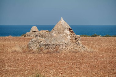 Puglia 'daki sahil kenarındaki eski Trulli evleri.